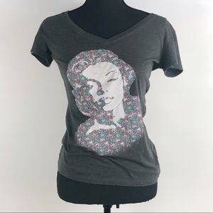 Marilyn Monroe | Gray V Neck Graphic Tee | M